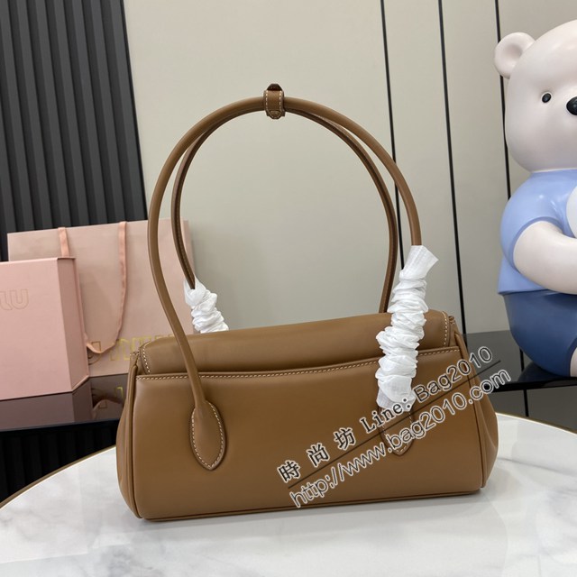 miumiu繆繆專櫃最新款法棍包手拎見肩背女包 jh2563型號：5BD265